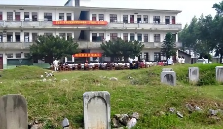 为啥很多学校都建在坟地上？