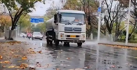 为什么大雨中洒水车还在洒水？