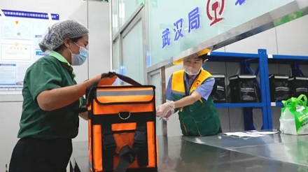 在高铁上点的外卖是怎么送到的?