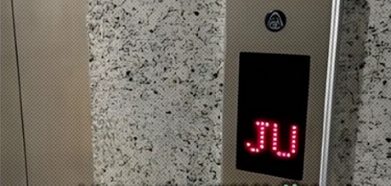 电梯面板为什么会显示「JU」,是坏了吗?