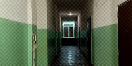 为什么小时候学校、医院、火车站的墙,总是「上白下绿」?