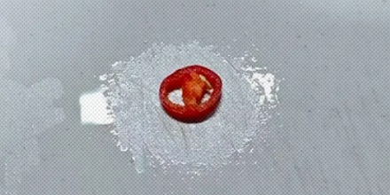 把切好的辣椒放在案板上，周围的水为什么会向四周散去？