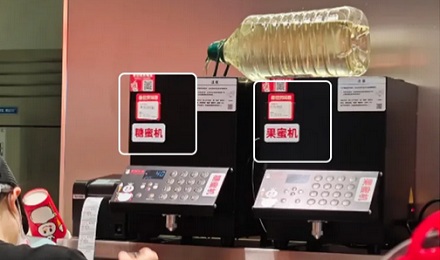 为什么蜜雪冰城的员工会哐哐往机器里倒「菜籽油」？