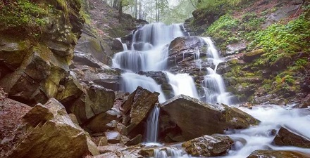 为什么山上会有流不完的水?山顶一直在下雨?