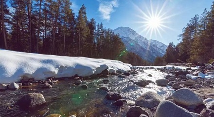 为什么山上会有流不完的水?山顶一直在下雨?