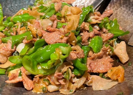 饭店的辣椒炒肉里，为什么定要放白木耳？