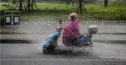 为什么雨天骑车一定要避开路上的白线?