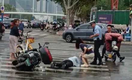 为什么雨天骑车一定要避开路上的白线?