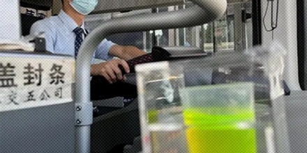 武汉公交车司机旁边为啥要放一杯敞开的水？