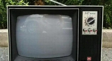 为啥小时候电视机出故障拍几下就好了，现在却行不通了？