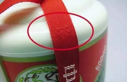 为什么茅台的酒瓶上，总有个红飘带？