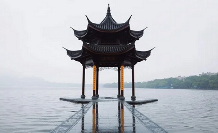 为什么西湖没有围栏？不怕有人掉下去吗？