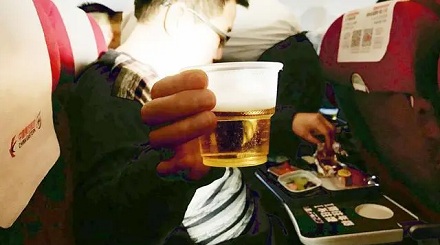 飞机上，还是别用喝酒来追求松弛感了！