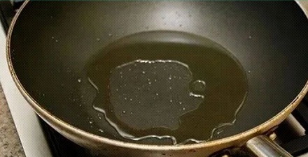 平底锅明明是平的，为什么油还是铺不平？